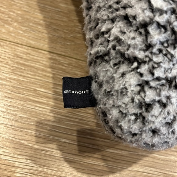 Simons Long Gray Sherpa Decorative Pillows (2 pack) - Picture 3 of 8